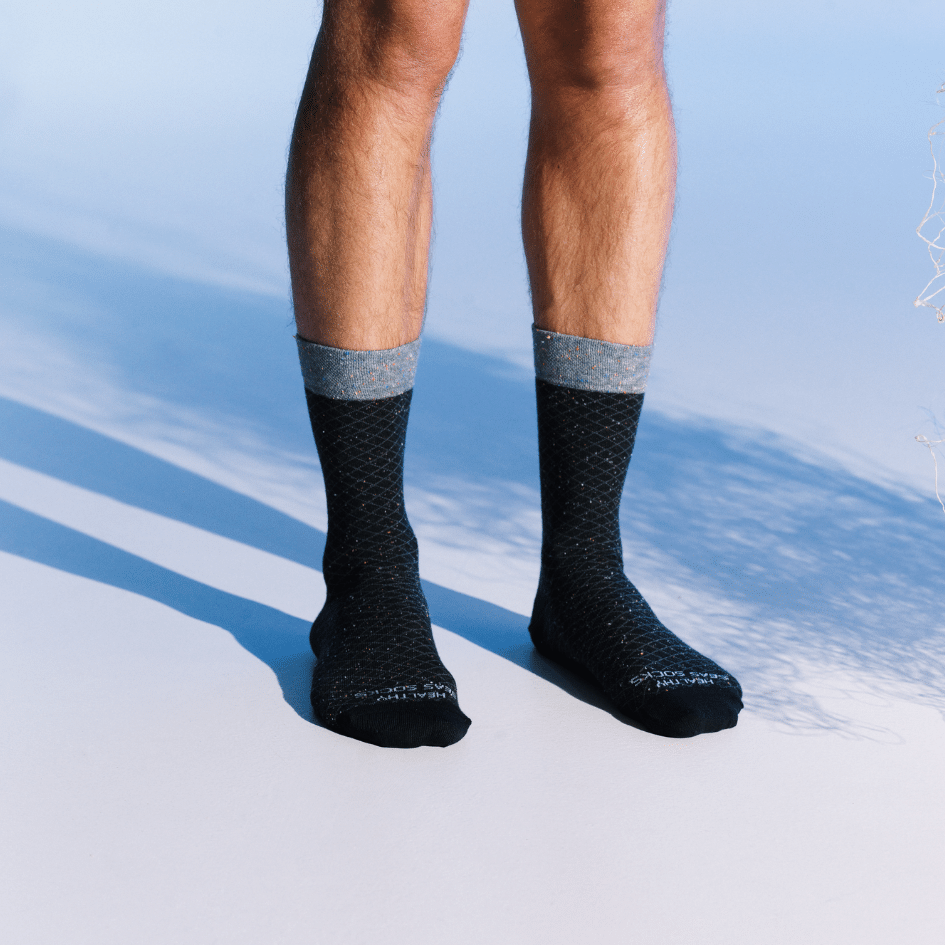 zwarte sokken, geen kniekousen, reken op een product zonder wol met verstevigde hielen en tenen. Wassen op 30 graden